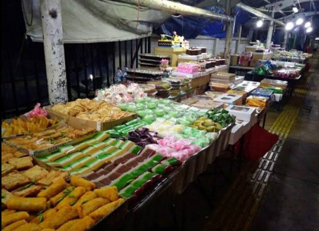 10 Tempat Wisata Kuliner Sidoarjo, Rekomendasi untuk Si Doyan Makan Yang gak doyan makan, mendadak langsung nafsu makan ￼￼instagram.com/andrihollicc ￼ Verified Fina Wahibatun Nisa ￼     12 Oktober 2019 Sidoarjo, kawasan yang terkenal dengan produksi udangnya ini menyimpan sejuta potensi kuliner yang luar biasa. Banyak tempat makan yang recommended buat kamu datangi saat menginjakkan kaki di sini. Semuanya menggugah selera, ada kupang, rawon, kikil, dan hidangan lainnya yang bisa kamu coba.  Bisa jadi alternatif pilihan, cek langsung 10 tempat wisata kuliner Sidoarjo di bawah ini! 1. Rawon Gajah Mada ￼￼instagram.com/verasoedjono Rawon Gajah Mada buka pada pukul 21.30-03.00. Potongan daging empuk yang besar, ditambah dengan kuahnya yang meresap, bakal bikin kamu bahagia. Lebih enak lagi, kamu bisa menambahkan tempe, sambal taoge, dan telur asin. Alamat: Jalan Gajah Mada, Pekauman, Sidoarjo. 2. Ayam Goreng Gringging Lombok ￼￼instagram.com/nina_epicure Siapa sih yang gak suka lalapan ayam goreng alias pecen ayam? Salah satu depot ayam goreng yang terkenal di Sidoarjo yakni Ayam Goreng Gringging Lombok. Selalu ramai pengunjung, daging ayam di sini empuk dan bumbunya meresap sampai ke dagingnya. Sambal dan lalapannya pun bikin nambah porsi terus. Bukanya pukul 08.30-21.30.  Alamat: Jalan Raya Tropodo Nomor 12B, Kepuhkiriman, Waru, Sidoarjo. 3. Depot Langgeng ￼￼instagram.com/shelvihan Kalau lagi gak enak badan, memang paling enak makan yang hangat-hangat, salah satunya sop buntut. Salah satu kedai sop buntut enak di Sidoarjo adalah Depot Langgeng. Gak begitu besar, tempatnya cuma bisa menampung sekitar 40 orang saja. Kuahnya segar, gak amis, dan dagingnya empuk, benar-benar nikmat. Ada pula iga bakar, iga penyet, pepes, dan sebagainya. Alamat: Jakan K.H. Mukmin Nomor 67, Sidokare, Sidoarjo. 4. Ote-ote Porong ￼￼instagram.com/litapanda Ote-ote Porong alias weci atau bakwan, salah satu makanan khas Sidoarjo yang juga dijadikan oleh-oleh wajib. Berbeda dengan pada umumnya, ote-ote Porong memiliki tiram asli di dalamnya. Dilengkapi pula dengan rumput laut dan petis yang sedap. Kamu bisa menemukan di beberapa tempat, salah satunya di RM. Putri Sunda. Selain ote-ote, tersedia pula bagelen dan bakso goreng.  Alamat: Jalan Raya Porong Nomor 120, Mindi, Porong, Sidoarjo. 5. Resto Anda ￼instagram.com/__lifei__ Kalau ingin lebih intimate dan hangat, kamu bisa mencoba berkunjung ke Resto Anda. Dengan konsep kolam pemancingan, resto ini menyuguhkan saung-saung kecil yang bisa dinikmati bareng keluarga.  Makanan andalannya adalah berbagai olahan ikan dan ayam. Setelah makan, kamu bisa berfoto ria, hingga menikmati permainan air yang disediakan.  Alamat: Jalan Gajah Putih Nomor 68, Tambakoso, Waru, Sidoarjo. Lanjutkan membaca artikel di bawah Editor’s picks 7 Makanan Enak Ini Tidak Boleh Kamu Konsumsi Saat Sarapan, Kenapa?  10 Ragam Pilihan Pasta ala Italia yang Wajib Kamu Ketahui, Tertarik? 5 Tempat Nongkrong Asyik yang Wajib Dikunjungi di Surabaya ￼￼ Semua berita yang kamu suka #AdadiIDN Baca berita sesuai topik yang kamu pilih dan lebih nyaman di IDN app Download Yuk! 6. Lontong Kikil Sapi Pak Madekan ￼instagram.com/zibzefry Kaya akan bumbu, sop kikil sapi enak banget disantap sampai mengisap tulangnya. Kalau lagi ngidam kikil empuk, kamu bisa coba sop kikil di Pak Madekan. Kuahnya pas, gak terlalu pekat atau hambar. Warung ini dibuka pada pukul 12.00-22.00. Ada sup sum-sum tulang juga, lho. Alamat: Jalan Raya Sepanjang Tani Nomor 2, Sepanjang, Taman, Sidoarjo. Baca Juga: 10 Makanan Khas Sidoarjo, Semuanya Sedap dan Bikin Ngiler  7. Warung Apung Rahmawati ￼instagram.com/warungapungrahmawati Kalau ingin menikmati suasana tradisional bareng keluarga dan sahabat, Warung Apung Rahmawati bisa jadi pilihanmu. Hampir semua dekorasi interiornya menggunakan bahan kayu yang nyaman. Terkenal dengan ayam bakarnya, warung ini menggunakan bumbu rujak pedas manis yang nendang abis. Langsung ngiler, deh! Alamat: Jalan H. Sunandar Priyo Sudarmo Nomor 20-22, Sidokare, Sidoarjo. 8. Sentra Kupang ￼instagram.com/andrihollicc Hidangan yang terbuat dari kerang kecil ini banyak dijual di beberapa lokasi. Kamu juga bisa mengunjungi Bursa Kupang yang terdiri dari sekitar 20 penjual kupang lontong. Seakan menemukan "surga" kuliner! Alamat: Jalan Raya Gedangan, Sidoarjo. 9. Ceker Lapindo ￼instagram.com/temannyemilmu Lagi ngidam banget makan yang pedas-pedas? Kamu bisa mampir ke Ceker Lapindo yang berada dekat Alun-alun Sidoarjo. Harganya sekitar Rp20 ribuan saja. Kaya rempah dan cabai, ceker dengan kuah ini akan membuatmu berkeringat. Berani challenge? Alamat:  Jalan Dr. Soetomo Nomor 12, Magersari, Sidoarjo. 10. Mie Gajah Mada ￼instagram.com/yongyen88 Spesialisasinya mie ayam, tapi kamu juga bisa pesan menu tambahan lain seperti mie ayam jamur, mie ayam bakso, atau mie ayam dengan babat dan otot. Harganya terbilang murah meriah, mulai Rp10 ribuan saja. Alamat: Jalan Gajah Mada Gg. Pandean I Nomor 1, Sidoarjo. Selamat berburu kuliner khas Sidoarjo! Baca Juga: 10 Tempat Wisata Kuliner di Tangerang Paling Enak, Kamu Wajib ke Sini! BERITA TERKINI LAINNYA 17 Maret 2020 | Food 10 Makanan Khas Sidoarjo, Semuanya Sedap dan Bikin Ngiler  17 Maret 2020 | Food Resep Nasi Jamur Lezat buat Kamu yang Bosan Makan Ayam dan Daging 17 Maret 2020 | Food 9 Makanan Ini Bisa Mempercepat Proses Penuaan Dini, Kurang-kurangi Ya! 17 Maret 2020 | Food 7 Buah-buahan Ini Tinggi Kalori, yang Program Diet Mesti Hindari Nih! 17 Maret 2020 | Food 10 Makanan Khas Bekasi, Enak dan Jadi Favorit Banyak Orang Nih! 17 Maret 2020 | Food Aneka Resep Keripik Sayur Krispi, Enak dan Mudah Dibuatnya 17 Maret 2020 | Food Resep Selai Stroberi untuk Teman Menyantap Roti di Rumah 17 Maret 2020 | Food Berdasarkan Zodiak, Inilah Cara Diet Terbaikmu! 17 Maret 2020 | Food Kamu One It? Kami Bisa Tahu Makanan Favoritmu dari Kuis Ini! 17 Maret 2020 | Food Resep Plecing Kangkung Khas Lombok, Bikin Nambah Porsi Berkali-kali 17 Maret 2020 | Food Tips Menghilangkan Bau Lumpur pada Ikan, Biar Makan Semakin Berselera 17 Maret 2020 | Food 5 Resep Es Krim Rumahan Tanpa Mixer, Gampang Dibuat dan Murah 17 Maret 2020 | Food Resep Mudah Bikin Macaron, Cocok untuk Mengambil Hati Calon Mertua 16 Maret 2020 | Food Terlihat Sama, Ternyata 5 Jenis Buah Pisang Ini Punya Manfaat Berbeda 16 Maret 2020 | Food 6 Fakta Jeruk Jari Buddha, Si Kuning yang Tidak Suka Musim Dingin 16 Maret 2020 | Food 5 Alasan Mengapa Kamu Harus Memiliki Kompor Listrik di Rumah, Canggih! 16 Maret 2020 | Food 5 Makanan yang Sebaiknya Dihindari Saat Makan Siang 16 Maret 2020 | Food 5 Tempat Nongkrong Asyik yang Wajib Dikunjungi di Surabaya 17 Maret 2020 | Health and Lifestyle Waduh! BNPB Keluarkan Status Darurat Infeksi Corona Hingga Mei 2020 17 Maret 2020 | Health and Lifestyle Urine Suami Positif Narkoba, Vanessa Angel Negatif Psikotropika 17 Maret 2020 | Health and Lifestyle Terpaksa Keluar Rumah? Ikuti 7 Cara Terhindar dari Virus Corona Ini 17 Maret 2020 | Inspiration Nikita Mirzani & Rachel Vennya Donasi Ratusan Juta Demi Perangi Corona 17 Maret 2020 | Style & Trends Jangan Sampai Salah, Begini Cara Menghitung Ukuran Bra yang Benar 17 Maret 2020 | Dating Terhanyut Romantisme, 7 Perbedaan Kisah Cinta Drama Korea vs Realita